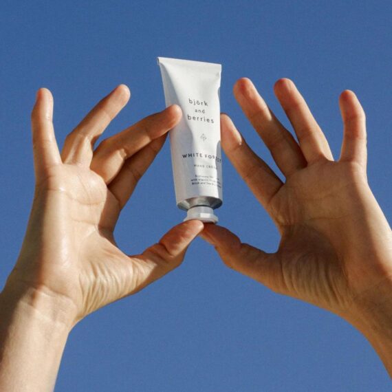 BJORK AND BERRIES HAND CREAM FJÄLLSJÖ
