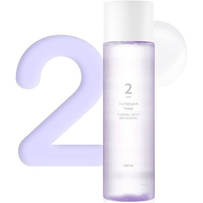 umbuzin - Thermal Water 89% Mineral Toner - No.2 Tonik mineralny Pojemność: 200ml Numbuzin - Thermal Water 89% Mineral Toner - No.2 - mineralny tonik do twarzy. Silnie nawilża, poprawia miękkość i elastyczność naskórka. Pozostawia na skórze uczucie odżywienia i nawodnienia. Zawiera kwas hialuronowy, który utrzymuje nawilżenie oraz niacynamid, który wzmacnia barierę hydrolipidową. Dodatek ekstraktów roślinnych, m.in. ekstraktu z wąkroty azjatyckiej działa regenerująco i łagodząco. Glukonolakton i betaina redukują przesuszenie oraz uelastyczniają. Tonik poprawia kondycję skóry, pozostawia ją miękką i odświeżoną. Produkt zawiera: kwas hialuronowy - wiąże wodę w naskórku, nawilża, zmiękcza, uelastycznia, niacynamid - rozjaśnia przebarwienia, łagodzi, reguluje wydzielanie sebum, wzmacnia barierę hydrolipidową, ekstrakt z wąkroty azjatyckiej - łagodzi podrażnienia, działa przeciwzapalnie, regeneruje, nawilża, glukonolakton - nawilża, wzmacnia barierę naskórkową, ujędrnia skórę, działa antyoksydacyjnie, betainę - wiąże wodę w naskórku, nawilża, łagodzi podrażnienia, przyspiesza regenerację naskórka. Działanie produktu: tonizuje, nawilża, wygładza, zmiękcza. Producent poleca ten produkt dla następujących rodzajów skór i defektów kosmetycznych:: skóra sucha, skóry napięta, skóra z szorstką, nierówną teksturą. Sposób aplikacji: Nałóż produkt na oczyszczoną skórę twarzy za pomocą płatka kosmetycznego lub dłoni. Przed pierwszym użyciem wykonaj próbę uczuleniową. Zajrzyj do naszego wpisu o próbie uczuleniowej, aby dowiedzieć się więcej. Data ważności: 12 miesięcy od otwarcia.