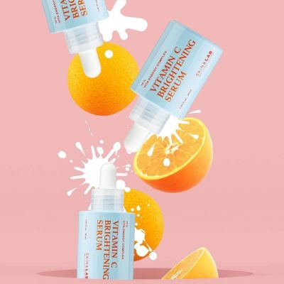 Ενεργά συστατικά -Βιταμίνη C ως 3-Ο- Ethyl Ascorbic Acid (μια εξαιρετικά νέα, σταθερή μορφή βιταμίνης C που είναι καλά ανεκτή από το δέρμα και δεν προκαλεί ερεθισμούς): - προστατεύει τα κύτταρα από τις αρνητικές επιπτώσεις της υπεριώδους ακτινοβολίας, αποτρέποντας έτσι τη φωτοφθορά του δέρματος. - διεγείρει τη σύνθεση των γλυκοζαμινογλυκανών (GAGs), συμβάλλοντας στη συσσώρευση και διατήρηση της υγρασίας στα κύτταρα, αποτρέποντας την λέπτυνση του δέρματος και την εμφάνιση ξηρότητας. - μπλοκάρει τη δραστηριότητα του ενζύμου τυροσινάση, λευκαίνει τις κηλίδες και εξομαλύνει συνολικά την επιδερμίδα. - διεγείρει το σχηματισμό κολλαγόνου, μειώνοντας το βάθος των ρυτίδων και των λεπτών γραμμών και συσφίγγοντας το χαλαρωμένο, ξηρό δέρμα. -ενισχύει τα τοιχώματα των τριχοειδών και των αιμοφόρων αγγείων, αποτρέποντας την ευθραυστότητά τους και μειώνοντας τις εκδηλώσεις της ροδόχρου ακμής. - Η τοκοφερόλη είναι απαραίτητο συστατικό για τη διατήρηση υγιούς και όμορφου δέρματος. Ονομάζεται βιταμίνη της νεότητας και της ομορφιάς, διότι μόλις εισέλθει στο σώμα, διεγείρει τις διαδικασίες αναγέννησης και ανανέωσης των κυττάρων, αποτρέπει τη γήρανση του δέρματος, διατηρεί την ομορφιά του και ενυδατώνει σε βάθος. - Το υαλουρονικό οξύ ( και τα παράγωγά του) και η πανθενόλη είναι δύο φυσικά ενυδατικά συστατικά που διατηρούν την αίσθηση άνεσης και την υγεία του δέρματος. Η πανθενόλη ανακουφίζει γρήγορα από τον κνησμό και την ερυθρότητα, μειώνει την ευαισθησία του δέρματος και προάγει την ταχεία επούλωση πληγών και την καταπράυνση φλεγμονών και κατεστραμμένων περιοχών στην επιφάνεια της επιδερμίδας και το υαλουρονικό οξύ μειώνει τη διαδερμική απώλεια υγρασίας, ενυδατώνει σε βάθος και βελτιώνει την ελαστικότητα, κάνοντας το δέρμα απαλό. - Το σύμπλεγμα lysates bifidobacteria αποκαθιστά την ισορροπία μεταξύ ωφέλιμων και βλαβερών βακτηρίων στην επιφάνεια του δέρματος, συμβάλλοντας έτσι στην ταχύτερη επούλωση και ανανέωσή του, ενισχύει τον προστατευτικό φραγμό, εμποδίζει την ανάπτυξη φλεγμονωδών διεργασιών, μειώνει την ευαισθησία και ανακουφίζει την κατάσταση του αντιδραστικού δέρματος με τάση για ακμή, έκζεμα, δερματίτιδα και ροδόχρου ακμή. - Το εκχύλισμα χλωρέλλας περιέχει μεγάλη ποσότητα πρωτεϊνών, απαραίτητα αμινοξέα, καθώς και σημαντικούς υδατάνθρακες, λίπη, βιταμίνες και άλλες βιολογικά δραστικές ουσίες που έχουν ισχυρή αναζωογονητική δράση στην επιδερμίδα. Η χλωρέλλα συμβάλλει στον ενεργό σχηματισμό νέων τριχοειδών αγγείων από τα υπάρχοντα αγγεία και βελτιώνει μικρά αγγειακά ελαττώματα. Συμμετέχει στο μεταβολισμό του κολλαγόνου, ενισχύει το δέρμα, βελτιώνει την υφή του και ανακουφίζει, κάνοντας το δέρμα λείο και τις ρυτίδες λιγότερο ορατές. - Το εκχύλισμα από άνθη και φύλλα Neem έχει έντονη αντισηπτική, βακτηριοκτόνο και αντιφλεγμονώδη δράση, προάγει την ταχεία επούλωση πληγών και τραυμάτων, ενυδατώνει και διεγείρει τη σύνθεση κολλαγόνου, μειώνοντας τις ουλές. - Το εκχύλισμα κουρκουμά εμποδίζει το σχηματισμό μελανίνης, προστατεύοντας έτσι το δέρμα από την ανεπιθύμητη μελάγχρωση, φωτίζει, έχει ισχυρή αντιφλεγμονώδη δράση, μειώνοντας τον αριθμό των φαγεσώρων, των εξανθημάτων και ερυθρότητας, επιταχύνει την κυτταρική δραστηριότητα, διεγείρει τη σύνθεση των ινών κολλαγόνου, διατηρεί τη νεότητα του δέρματος και βελτιώνει την ελαστικότητά του. - Το εκχύλισμα κοραλίνης επιταχύνει τη μικροκυκλοφορία και τις μεταβολικές διεργασίες, αποτοξινώνει, αναζωογονεί το δέρμα και αποκαθιστά τον τόνο, τη φρεσκάδα και τη ζωντάνια του, έχει ορατά συσφικτική δράση, προστατεύει τα κύτταρα του δέρματος από το οξειδωτικό στρες, αυξάνει την αντίστασή τους στις αρνητικές επιπτώσεις του εξωτερικού περιβάλλοντος, βελτιώνει την ελαστικότητα του δέρματος, μαλακώνει το χόριο και ρυθμίζει τη διαπερατότητα του τριχοειδούς δικτύου, μειώνοντας έτσι την εκδήλωση της ροδόχρου ακμής και του αγγειακού δικτύου. - Το εκχύλισμα μανιταριού πάγου έχει παρόμοια δράση με τα φίλτρα UV στο αντηλιακό. Σχηματίζει μια ασπίδα στην επιφάνεια της επιδερμίδας που απωθεί τις ελεύθερες ρίζες και τις εμποδίζει να βλάψουν τα κύτταρα του δέρματος, προκαλώντας έτσι φωτοφθορές και πρώιμα σημάδια γήρανσης. Οι ιδιότητές του είναι σημαντικά ανώτερες ακόμη και από το υαλουρονικό οξύ. Ενυδατώνει αποτελεσματικά το δέρμα, έχει αντιγηραντικές και αντιοξειδωτικές ιδιότητες, ενισχύει τα τοιχώματα των τριχοειδών αγγείων και προλαμβάνει την ευθραυστότητάς τους ενώ αποκαθιστά και βελτιώνει τη μικροκυκλοφορία για να απολαμβάνετε σφριγηλό και ελαστικό δέρμα γεμάτο φρεσκάδα. Βιταμίνες της ομάδας Β: - Η βιταμίνη Β1 δρα ως ισχυρό αντιοξειδωτικό που προστατεύει το δέρμα από τις αρνητικές επιπτώσεις του καπνίσματος, του αλκοόλ και της έκθεσης στην ηλιακή ακτινοβολία. - Η βιταμίνη Β5 και ένα σύμπλεγμα καταπραϋντικών εκχυλισμάτων αντιμετωπίζουν γρήγορα τις αλλεργικές αντιδράσεις, αποκαθιστούν, καταπραΰνουν, ανακουφίζουν από την ερυθρότητα και το αίσθημα καύσου που εμφανίζονται μετά από παρατεταμένη έκθεση στον ήλιο, αφήνοντας μια ευχάριστη δροσιά και επαναφέροντας μια αίσθηση άνεσης, επιταχύνει τις διαδικασίες αναγέννησης και επουλώνει μικρές ρωγμές στην επιφάνεια της επιδερμίδας, προστατεύοντας τις κατεστραμμένες περιοχές από την ανάπτυξη βακτηρίων και μυκήτων. - Η βιταμίνη Β6 έχει αντιφλεγμονώδη δράση και είναι αποτελεσματική στην καταπολέμηση της ακμής, μειώνει τον αριθμό των φαγεσώρων και των αποστημάτων, αποτρέπει την έξαρση της δερματίτιδας και της ψωρίασης, ανακουφίζει από το οίδημα και αποτρέπει τη χαλάρωση του δέρματος. - Η βιταμίνη B9 προστατεύει το δέρμα από τις επιδράσεις της υπεριώδους ακτινοβολίας, προάγει τη σύνθεση των αμινοξέων που είναι απαραίτητα για το σχηματισμό ινών κολλαγόνου, αποτρέπει την εμφάνιση μελάγχρωσης, επιταχύνει την επούλωση των μικροτραυμάτων και δίνει στο δέρμα μια ευχάριστη απαλότητα και μεταξένια υφή. - Η βιταμίνη Β12 αποκαθιστά το κατεστραμμένο κυτταρικό DNA, βελτιώνει τη δομή της επιδερμίδας, συγκρατεί την υγρασία στο δέρμα, ενεργοποιεί τη μικροκυκλοφορία, εξομαλύνει τον τόνο του δέρματος και έχει ευεργετική επίδραση στο έκζεμα και άλλες δερματικές παθήσεις. - Ένα σύμπλεγμα πεπτιδίων (Palmitoyl Tripeptide-1, Palmitoyl Tetrapeptide-7) διορθώνει τα σημάδια αλλαγών λόγω ηλικίας, εξαλείφει τα σημάδια κόπωσης, διεγείρει τη σύνθεση νέου κολλαγόνου και προστατεύει τις ήδη σχηματισμένες ίνες κολλαγόνου από καταστροφή, γεμίζει τις μιμικές ρυτίδες, αυξάνει την ελαστικότητα του δέρματος, σμιλεύει το περίγραμμα του προσώπου, αποκαθιστά το δέρμα και αποτρέπει το σχηματισμό ουλών σε σημεία του δέρματος με εκτεταμένη βλάβη. - Το υαλουρονικό νάτριο σε συνδυασμό με γλυκόζη, φρουκτοολιγοσακχαρίτες και φρουκτόζη χαρίζει βαθιά ενυδάτωση στο ξηρό και αφυδατωμένο δέρμα, σχηματίζει μία προστατευτική μεμβράνη στην επιφάνεια της επιδερμίδας που εμποδίζει την υπερβολική εξάτμιση της υγρασίας, προστατεύει από την αφυδάτωση και δίνει αίσθηση πυκνότητας, μειώνει σημαντικά το βάθος των ρυτίδων, βελτιώνει την υφή, εξομαλύνει το μικροανάγλυφο, χαρίζει λάμψη και αυξάνει την ελαστικότητα και τη σφριγηλότητα του δέρματος.