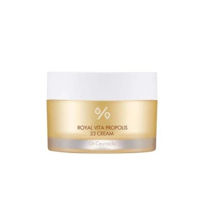 Ενεργά συστατικά: - 33,5% εκχύλισμα πρόπολης και βασιλικού πολτού. Είναι τα ισχυρότερα φυσικά αντιοξειδωτικά που όχι μόνο προστατεύουν το δέρμα από τις αρνητικές περιβαλλοντικές επιδράσεις και την πρόωρη γήρανση, αλλά αποκαθιστούν την υγιή, λαμπερή του όψη, θρέφουν σε βάθος, αυξάνουν την ελαστικότητα και την πυκνότητα και έχουν αντιβακτηριδιακή δράση. Αποτρέψτε το σχηματισμό ακμής, φλεγμονής και αποστημάτων στο πρόσωπο (με τακτική χρήση, σημειώνεται ταχεία επούλωση της ακμής, η ερυθρότητα εξαφανίζεται και ο πόνος από τις φλεγμονώδεις διεργασίες μειώνεται). - Το εκχύλισμα ιπποφαούς έχει θεραπευτική δράση, επουλώνει ανοιχτές πληγές, κοψίματα και σοβαρά αποστήματα, αποτρέποντας το σχηματισμό ουλώδους ιστού και ουλών, έχει αντιοξειδωτική δράση, αντιστέκεται στην πρόωρη γήρανση, βοηθά στη λείανση πτυχών και ρυτίδων, κάνει το δέρμα πιο ελαστικό και απίστευτα λείο, μαλακώνει και θρέφει τις τραχιές περιοχές, αποτρέπει την αφυδάτωση και το ξεφλούδισμα και βοηθά στη μείωση της ανεπιθύμητης μελάγχρωσης. - Το έλαιο καμέλιας αναζωογονεί και δροσίζει τέλεια το δέρμα του προσώπου, ανακουφίζει από το πρήξιμο και τη φλεγμονή και έχει αγγειοσυσπαστική δράση. Μειώνει την ερυθρότητα σε λίγα μόλις δευτερόλεπτα και προστατεύει τα κύτταρα από την καταστροφή και την πρώιμη γήρανση. - Η νιασιναμίδη μειώνει τη διαεπιδερμική απώλεια υγρασίας και αυξάνει την ποσότητα των κεραμιδίων στην κεράτινη στιβάδα, αυξάνοντας έτσι τα επίπεδα υγρασίας και ενισχύοντας τον προστατευτικό φραγμό του δέρματος. Εξισορροπεί τον τόνο, φωτίζει τη μελάγχρωση, κάνοντας το δέρμα να λάμπει από το εσωτερικό, παρέχει αντιοξειδωτική προστασία και επιβραδύνει την πρώιμη γήρανση. Ταυτόχρονα, δρα ενεργά με τις ρυτίδες και τις πτυχές που έχουν ήδη εμφανιστεί, μειώνοντας το βάθος τους και αυξάνοντας την ελαστικότητα του δέρματος, ενώ είναι αποτελεσματική με την ακμή, καθώς καταπραΰνει τη φλεγμονή και ρυθμίζει την παραγωγή σμήγματος, διατηρώντας έτσι τη φρεσκάδα για όλη την ημέρα. - Το εκχύλισμα σπόρων chia είναι πλούσιο σε ωμέγα 3,6 και 9 λιπαρά οξέα, η ανεπάρκεια των οποίων μπορεί να οδηγήσει σε υπερευαισθησία, ξηρότητα και ξεφλούδισμα του δέρματος, καθώς και φλεγμονώδεις διεργασίες, ακόμη και ασθένειες όπως η ψωρίαση και η δερματίτιδα. Το εκχύλισμα Chia είναι απαραίτητο για την αποκατάσταση του κατεστραμμένου και ξηρού δέρματος από τον ήλιο ή τα οξέα, ώστε να επιδιορθώσει τον προστατευτικό φραγμό. Προστατεύοντας την επιδερμίδα από ερεθισμούς και φαγούρα, προάγει την ταχεία επούλωση των πληγών και των ρωγμών και αυξάνει την ελαστικότητα του δέρματος. - Το εκχύλισμα γκρέιπφρουτ περιέχει μια δόση «σοκ» βιταμίνης C, η οποία αυξάνει την αντίσταση των κυττάρων σε επιθετικούς περιβαλλοντικούς παράγοντες, τα βοηθά να ανακάμψουν και να ανανεωθούν γρηγορότερα, φωτίζει την ανεπιθύμητη μελάγχρωση, εξομαλύνει τον τόνο και δίνει στο δέρμα μια φυσική, υγιή λάμψη. Ομαλοποιεί την παραγωγή σμήγματος από τους σμηγματογόνους αδένες, συσφίγγει τους πόρους και προάγει τη σύνθεση των ινών κολλαγόνου, βελτιώνοντας την ελαστικότητα του δέρματος. - Το εκχύλισμα ρίζας Calamus αποκαθιστά τις μεταβολικές διεργασίες και ομαλοποιεί την κυτταρική αναπνοή, έχει αναζωογονητική δράση και τονώνει τέλεια το δέρμα, αποτρέποντας την εμφάνιση πρώιμων σημαδιών γήρανσης. Μειώνει τα συμπτώματα της λιπαρής σμηγματόρροιας, έχει αντι- φλεγμονώδεις ιδιότητες, σταματά την ανάπτυξη των αποστημάτων και μειώνει τον πόνο, την ερυθρότητα και τον κνησμό. Ακόμη, εμποδίζει την ανάπτυξη παθογόνων μικροοργανισμών και βακτηρίων αποτρέποντας την εμφάνιση ακμής και αποστημάτων. - Το εκχύλισμα Perilla θρέφει σε βάθος και μαλακώνει το δέρμα, ενισχύει τα τριχοειδή αγγεία και αυξάνει την κυκλοφορία του αίματος, έχει συσφικτική δράση και λειαίνει τις μικρές πτυχές. Μειώνει τον κνησμό και έχει ισχυρή αντισηπτική δράση, αποτρέποντας την έξαρση της ακμής. Επίσης, προστατεύει τα κύτταρα του δέρματος από βλάβες από τις ακτίνες UV και άλλους επιβλαβείς εξωτερικούς παράγοντες που ενεργοποιούν τη διαδικασία γήρανσης. - Η αδενοσίνη συσφίγγει τις προβληματικές περιοχές και κάνει τη γραμμή της γνάθου πιο σμιλεμένη και έντονη, αντιμετωπίζει τις ρυτίδες μικρού και μεσαίου βάθους και ξεκινά τη σύνθεση κολλαγόνου, αναστέλλοντας έτσι την εμφάνιση σημαδιών γήρανσης. - Το σογιέλαιο επαναφέρει την ελαστικότητα και την πυκνότητα στο δέρμα, παρέχει αντιοξειδωτική προστασία και καταπολεμά τη φωτογήρανση, αποτρέπει την ανεπιθύμητη μελάγχρωση και φωτίζει το δέρμα. Επίσης,προάγει τη βαθιά θρέψη, λειαίνει και «γεμίζει» τις ξηρές ρυτίδες, κάνοντας το δέρμα πιο ομοιόμορφο. Δεν δοκιμάζεται σε ζώα Δεν περιέχει THC