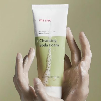 Ο αφρός αποτελείται 99,9% από φυσικά συστατικά και περιέχει 42 ποικιλίες αποτελεσματικών συστατικών. Κύρια ενεργά συστατικά: Η σόδα απορροφά το υπερβολικό σμήγμα, καθαρίζει τους πόρους και δείχνει εξαιρετικά αποτελέσματα στην καταπολέμηση των μαύρων στίγματος. Έχει ουδέτερη οξεοβασική ισορροπία και χημικές ιδιότητες, επομένως είναι κατάλληλο για όλους τους τύπους δέρματος. Το νερό του πράσινου τσαγιού διαποτίζει το δέρμα με βιταμίνες, μακρο- και μικροστοιχεία και αμινοξέα. Βοηθά στην ανακούφιση από ερεθισμούς και φλεγμονές, μειώνει τον αριθμό και το βάθος των ρυτίδων, ενώ ανανεώνει την επιδερμίδα. Το νερό των φύλλων αλόης έχει αντιβακτηριδιακή, αντιφλεγμονώδη, καταπραϋντική, επουλωτική και αντιοξειδωτική δράση. Ακόμη, τονώνει και δροσίζει. Ο καολίνης έχει ευεργετική επίδραση στο λιπαρό και προβληματικό δέρμα με τάση για ακμή και σπυράκια. Εξαλείφει τη λιπαρή γυαλάδα, στενεύει και καθαρίζει τους πόρους. Με τον κορεσμό των κυττάρων του δέρματος με χρήσιμα ιχνοστοιχεία, η λευκή άργιλος βοηθά επίσης στη βελτίωση της επιδερμίδας. Το άμυλο καλαμποκιού βελτιώνει τις απορροφητικές ιδιότητες του δέρματος, εξαλείφει το υπερβολικό σμήγμα και έχει συσφικτική δράση. Το εκχύλισμα παπάγιας εξασθενεί την πρόσφυση των κεράτινων φολίδων, απολεπίζει τα νεκρά κύτταρα και προωθεί τη σύνθεση νέων, υγιών κυττάρων, έχει αντισηπτική, καθαριστική και αντιφλεγμονώδη δράση, επιταχύνει την επούλωση των πληγών, μειώνει τη διάρκεια των φλεγμονωδών διεργασιών και φωτίζει απαλά το δέρμα. Συνίσταται για μικτές, λιπαρές και προβληματικές επιδερμίδες.